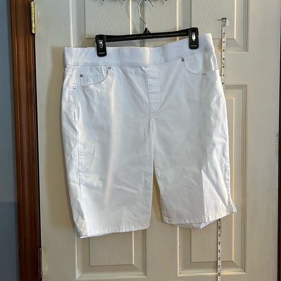 NWT-Gloria Vanderbilt-10-12-white-pull on, elastic waist, Bermuda shorts - Picture 1 of 11